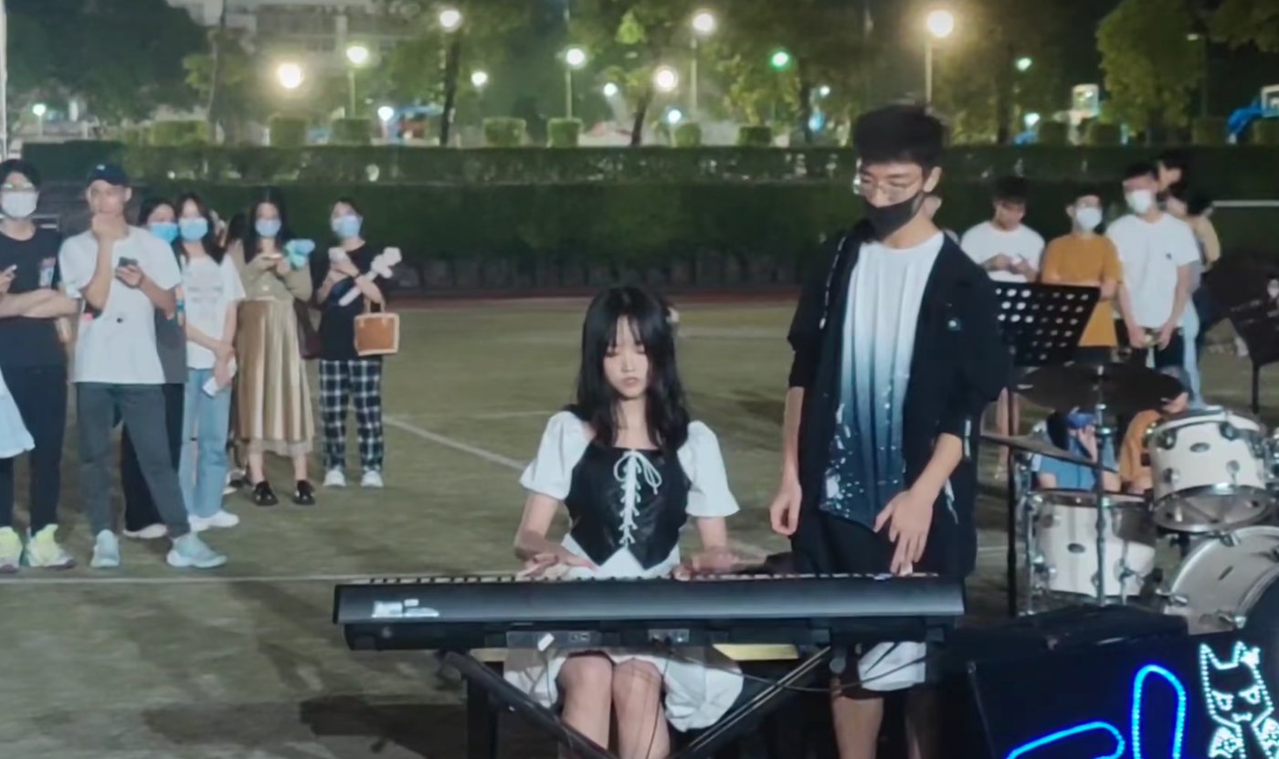校内乐队表演